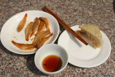 Sepet ve tabakta kurutulmuş balık.