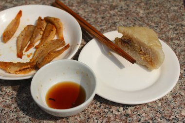 Sepet ve tabakta kurutulmuş balık.