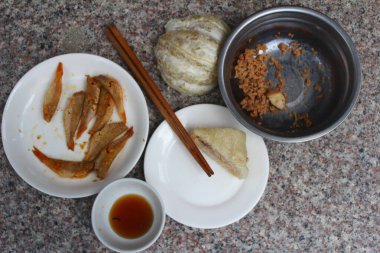 Sepet ve tabakta kurutulmuş balık.