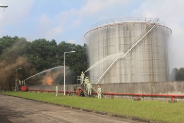 İtfaiyeciler fabrikada çalışıyor.