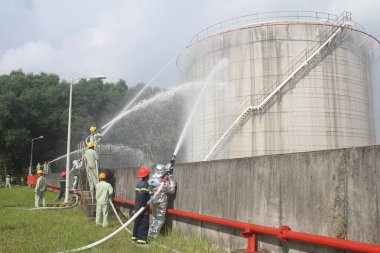İtfaiyeciler fabrikada çalışıyor.