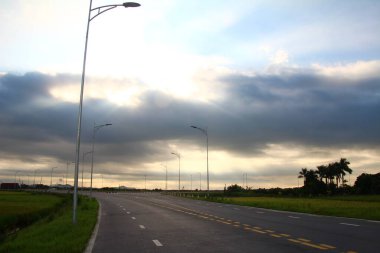 Nehirde gün batımı