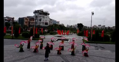 11 Ağustos 2025. Hai Duong, Hai Phong, Viet Nam. Hai Phong şehri halkı Doğu Kültür Merkezi 'nde halk dansı yapıyor.