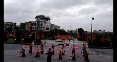 11 Ağustos 2025. Hai Duong, Hai Phong, Viet Nam. Hai Phong şehri halkı Doğu Kültür Merkezi 'nde halk dansı yapıyor.