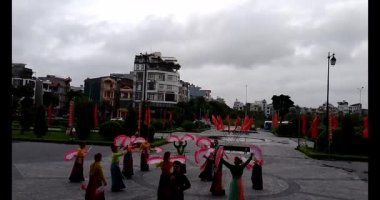 11 Ağustos 2025. Hai Duong, Hai Phong, Viet Nam. Hai Phong şehri halkı Doğu Kültür Merkezi 'nde halk dansı yapıyor.