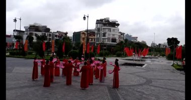 11 Ağustos 2025. Hai Duong, Hai Phong, Viet Nam. Hai Phong şehri halkı Doğu Kültür Merkezi 'nde halk dansı yapıyor.