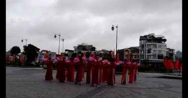 11 Ağustos 2025. Hai Duong, Hai Phong, Viet Nam. Hai Phong şehri halkı Doğu Kültür Merkezi 'nde halk dansı yapıyor.