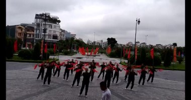 11 Ağustos 2025. Hai Duong, Hai Phong, Viet Nam. Hai Phong şehri halkı Doğu Kültür Merkezi 'nde halk dansı yapıyor.