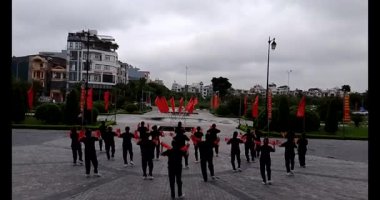 11 Ağustos 2025. Hai Duong, Hai Phong, Viet Nam. Hai Phong şehri halkı Doğu Kültür Merkezi 'nde halk dansı yapıyor.