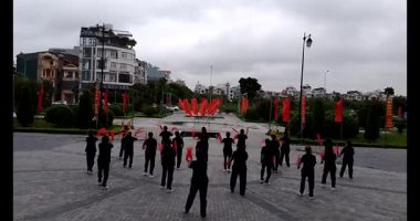 11 Ağustos 2025. Hai Duong, Hai Phong, Viet Nam. Hai Phong şehri halkı Doğu Kültür Merkezi 'nde halk dansı yapıyor.