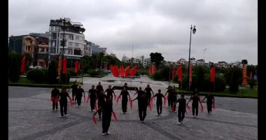 11 Ağustos 2025. Hai Duong, Hai Phong, Viet Nam. Hai Phong şehri halkı Doğu Kültür Merkezi 'nde halk dansı yapıyor.