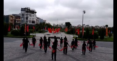 11 Ağustos 2025. Hai Duong, Hai Phong, Viet Nam. Hai Phong şehri halkı Doğu Kültür Merkezi 'nde halk dansı yapıyor.