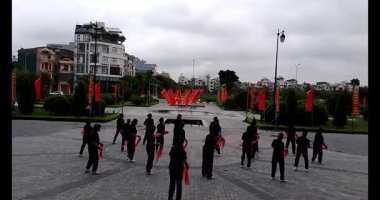 11 Ağustos 2025. Hai Duong, Hai Phong, Viet Nam. Hai Phong şehri halkı Doğu Kültür Merkezi 'nde halk dansı yapıyor.