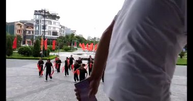 11 Ağustos 2025. Hai Duong, Hai Phong, Viet Nam. Hai Phong şehri halkı Doğu Kültür Merkezi 'nde halk dansı yapıyor.