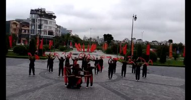 11 Ağustos 2025. Hai Duong, Hai Phong, Viet Nam. Hai Phong şehri halkı Doğu Kültür Merkezi 'nde halk dansı yapıyor.