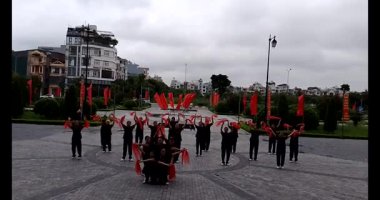 11 Ağustos 2025. Hai Duong, Hai Phong, Viet Nam. Hai Phong şehri halkı Doğu Kültür Merkezi 'nde halk dansı yapıyor.