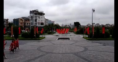 11 Ağustos 2025. Hai Duong, Hai Phong, Viet Nam. Hai Phong şehri halkı Doğu Kültür Merkezi 'nde halk dansı yapıyor.