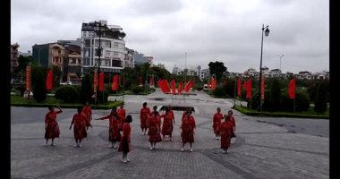 11 Ağustos 2025. Hai Duong, Hai Phong, Viet Nam. Hai Phong şehri halkı Doğu Kültür Merkezi 'nde halk dansı yapıyor.