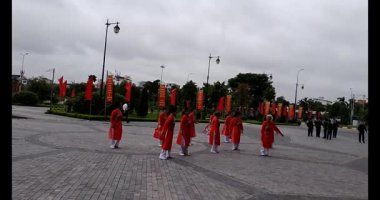 11 Ağustos 2025. Hai Duong, Hai Phong, Viet Nam. Hai Phong şehri halkı Doğu Kültür Merkezi 'nde halk dansı yapıyor.