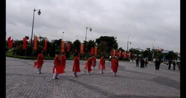 11 Ağustos 2025. Hai Duong, Hai Phong, Viet Nam. Hai Phong şehri halkı Doğu Kültür Merkezi 'nde halk dansı yapıyor.