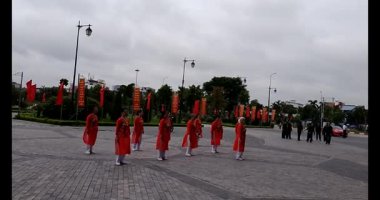 11 Ağustos 2025. Hai Duong, Hai Phong, Viet Nam. Hai Phong şehri halkı Doğu Kültür Merkezi 'nde halk dansı yapıyor.