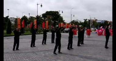 11 Ağustos 2025. Hai Duong, Hai Phong, Viet Nam. Hai Phong şehri halkı Doğu Kültür Merkezi 'nde halk dansı yapıyor.