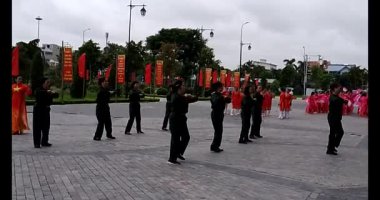 11 Ağustos 2025. Hai Duong, Hai Phong, Viet Nam. Hai Phong şehri halkı Doğu Kültür Merkezi 'nde halk dansı yapıyor.