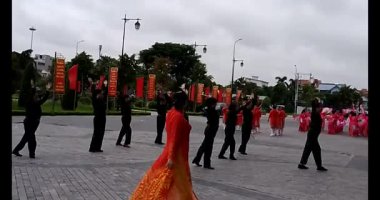 11 Ağustos 2025. Hai Duong, Hai Phong, Viet Nam. Hai Phong şehri halkı Doğu Kültür Merkezi 'nde halk dansı yapıyor.