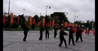 11 Ağustos 2025. Hai Duong, Hai Phong, Viet Nam. Hai Phong şehri halkı Doğu Kültür Merkezi 'nde halk dansı yapıyor.