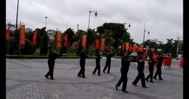 11 Ağustos 2025. Hai Duong, Hai Phong, Viet Nam. Hai Phong şehri halkı Doğu Kültür Merkezi 'nde halk dansı yapıyor.