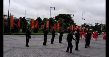 11 Ağustos 2025. Hai Duong, Hai Phong, Viet Nam. Hai Phong şehri halkı Doğu Kültür Merkezi 'nde halk dansı yapıyor.