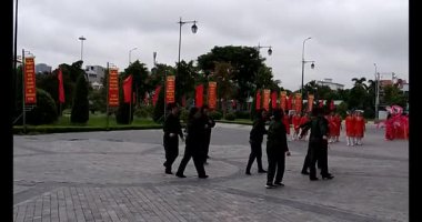 11 Ağustos 2025. Hai Duong, Hai Phong, Viet Nam. Hai Phong şehri halkı Doğu Kültür Merkezi 'nde halk dansı yapıyor.