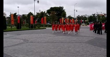 11 Ağustos 2025. Hai Duong, Hai Phong, Viet Nam. Hai Phong şehri halkı Doğu Kültür Merkezi 'nde halk dansı yapıyor.