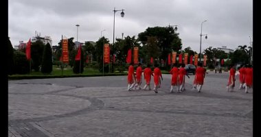 11 Ağustos 2025. Hai Duong, Hai Phong, Viet Nam. Hai Phong şehri halkı Doğu Kültür Merkezi 'nde halk dansı yapıyor.