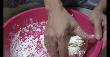 Vietnamlı kadın un yoğuruyor, ekmek ve kek yapıyor, kek pişiriyor.