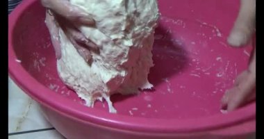 Vietnamlı kadın un yoğuruyor, ekmek ve kek yapıyor, kek pişiriyor.