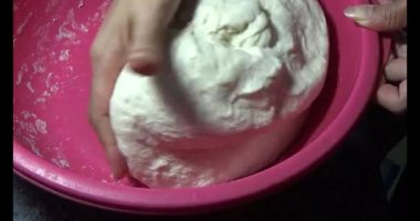 Vietnamlı kadın un yoğuruyor, ekmek ve kek yapıyor, kek pişiriyor.