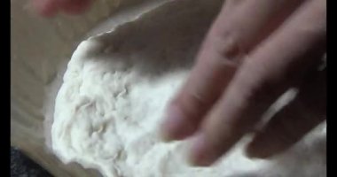  Vietnamlı kadın un yoğuruyor, ekmek ve kek yapıyor, kek pişiriyor.