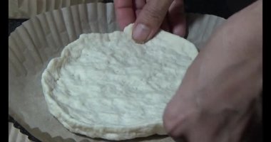  Vietnamlı kadın un yoğuruyor, ekmek ve kek yapıyor, kek pişiriyor.