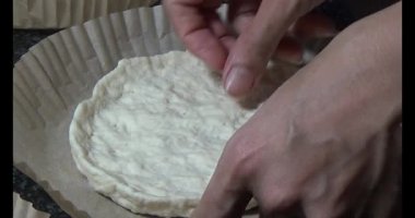  Vietnamlı kadın un yoğuruyor, ekmek ve kek yapıyor, kek pişiriyor.