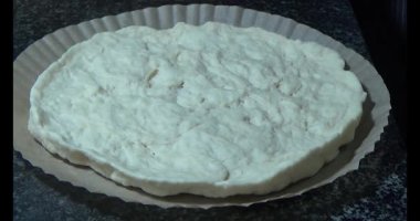  Vietnamlı kadın un yoğuruyor, ekmek ve kek yapıyor, kek pişiriyor.