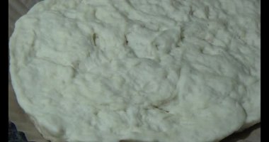  Vietnamlı kadın un yoğuruyor, ekmek ve kek yapıyor, kek pişiriyor.