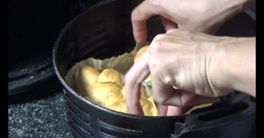  Vietnamlı kadın un yoğuruyor, ekmek ve kek yapıyor, kek pişiriyor.