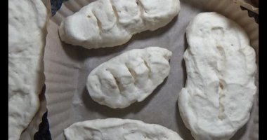  Vietnamlı kadın un yoğuruyor, ekmek ve kek yapıyor, kek pişiriyor.