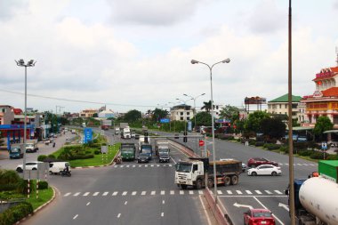 Vietnam 'da trafik vardı. Yolda birçok tür araçlar vardır. Araçlar yeşil ve kırmızı ışıklara göre hareket ediyor.