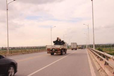 Vietnam 'da trafik vardı. Yolda birçok tür araçlar vardır. Araçlar yeşil ve kırmızı ışıklara göre hareket ediyor.
