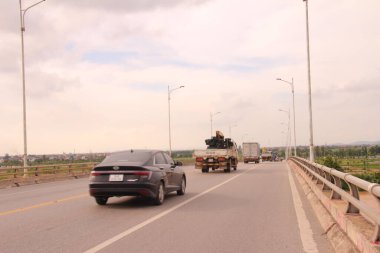 Vietnam 'da trafik vardı. Yolda birçok tür araçlar vardır. Araçlar yeşil ve kırmızı ışıklara göre hareket ediyor.