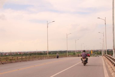 Vietnam 'da trafik vardı. Yolda birçok tür araçlar vardır. Araçlar yeşil ve kırmızı ışıklara göre hareket ediyor.