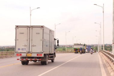 Vietnam 'da trafik vardı. Yolda birçok tür araçlar vardır. Araçlar yeşil ve kırmızı ışıklara göre hareket ediyor.