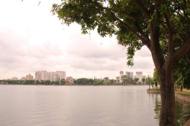 Nehir Vietnam 'da. Nehirde kayıklar ve gemiler, kıyılarda kırsal köyler, balık kafesleri, sebze tarlaları var.